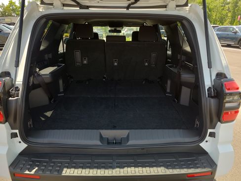 Certified 2025 Toyota 4Runner SR5 AWD/4WD image 30