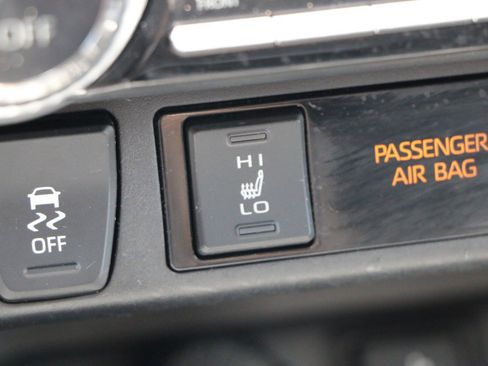 Used 2020 Toyota RAV4 XLE Premium AWD/4WD image 25