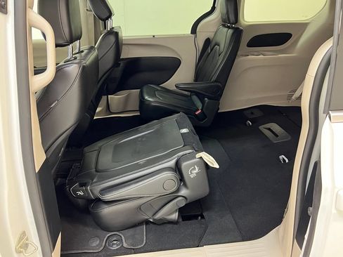 Used 2024 Chrysler Pacifica Touring-L FWD image 30