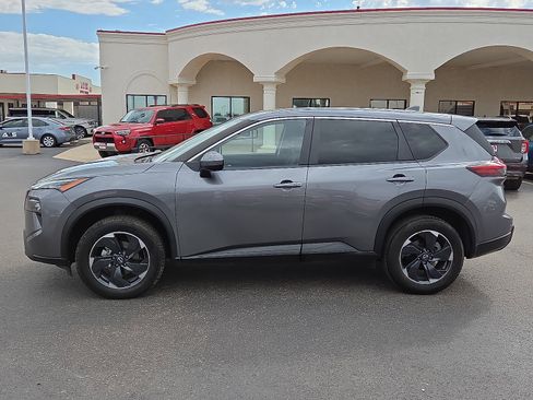 Used 2024 Nissan Rogue SV image 2