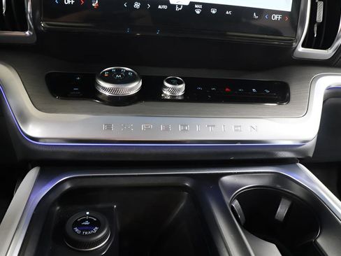 Used 2025 Ford Expedition Platinum w/ Driver's Package AWD/4WD image 11