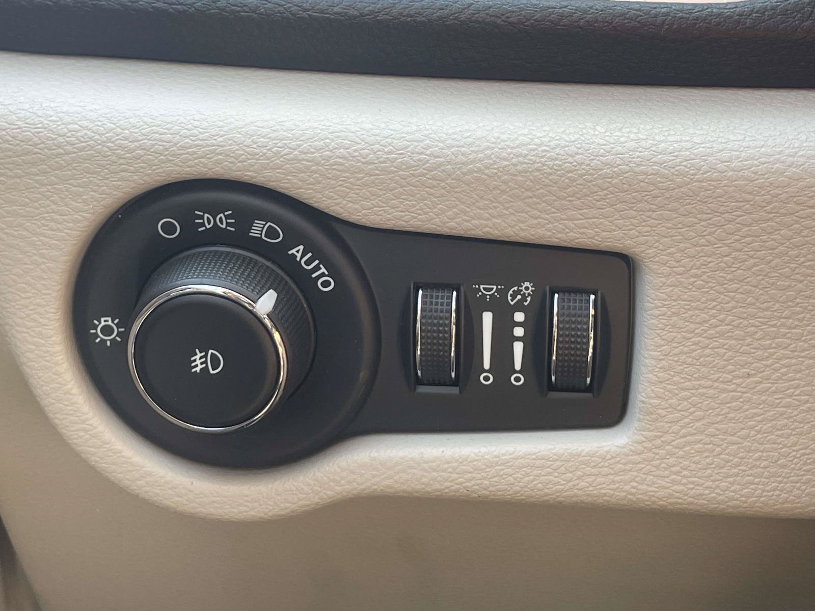 Used 2023 Chrysler Pacifica Touring-L FWD image 22