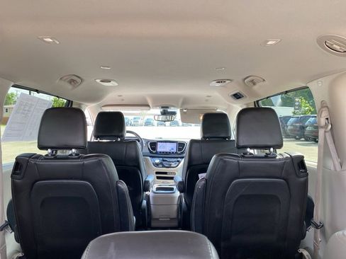 Used 2023 Chrysler Pacifica Touring-L image 16