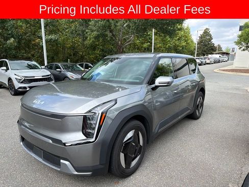 Used 2024 Kia EV9 Light Long Range RWD image 3