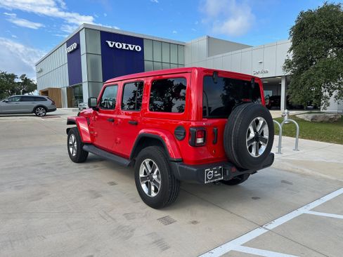 Used 2019 Jeep Wrangler Unlimited Sahara image 4