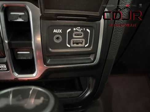 Used 2020 Jeep Wrangler Unlimited Sahara AWD/4WD image 33