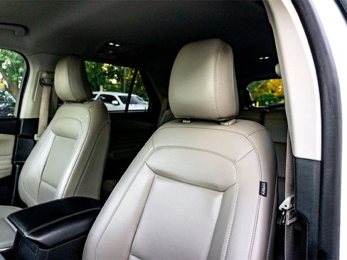 Used 2023 Ford Explorer XLT w/ Equipment Group 202A image 13