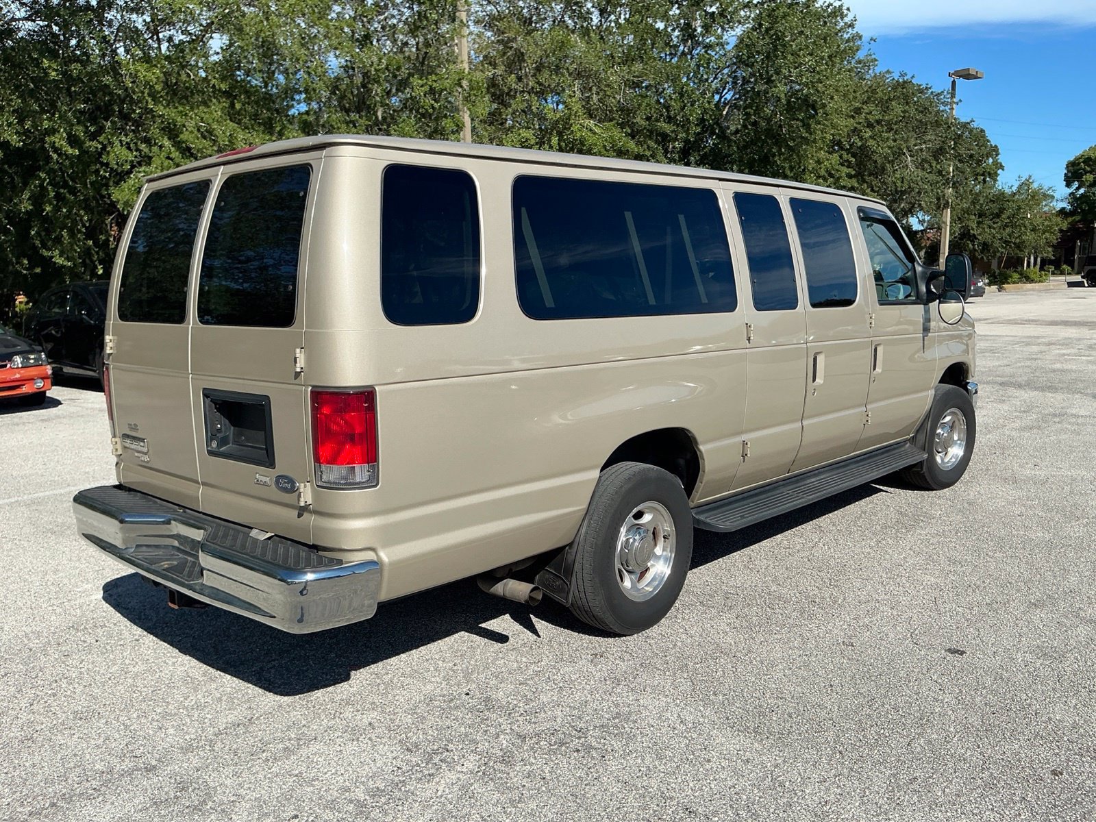 Used 2014 Ford E-350 and Econoline 350 XLT RWD image 9