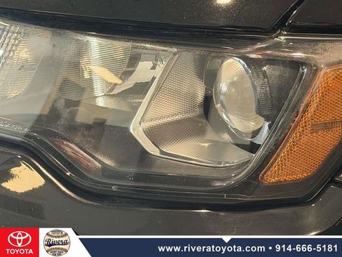 Used 2018 Jeep Grand Cherokee Laredo AWD/4WD image 9