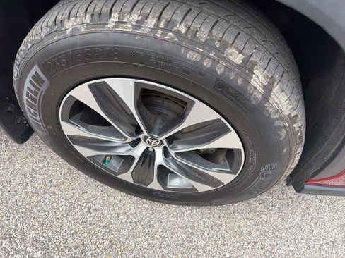 Used 2024 Toyota Highlander XLE FWD image 4