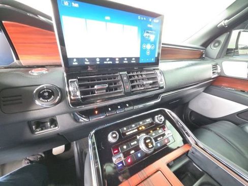 Used 2024 Lincoln Navigator Reserve AWD/4WD image 5