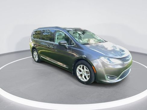Used 2017 Chrysler Pacifica Touring-L w/ Tire & Wheel Group FWD image 2