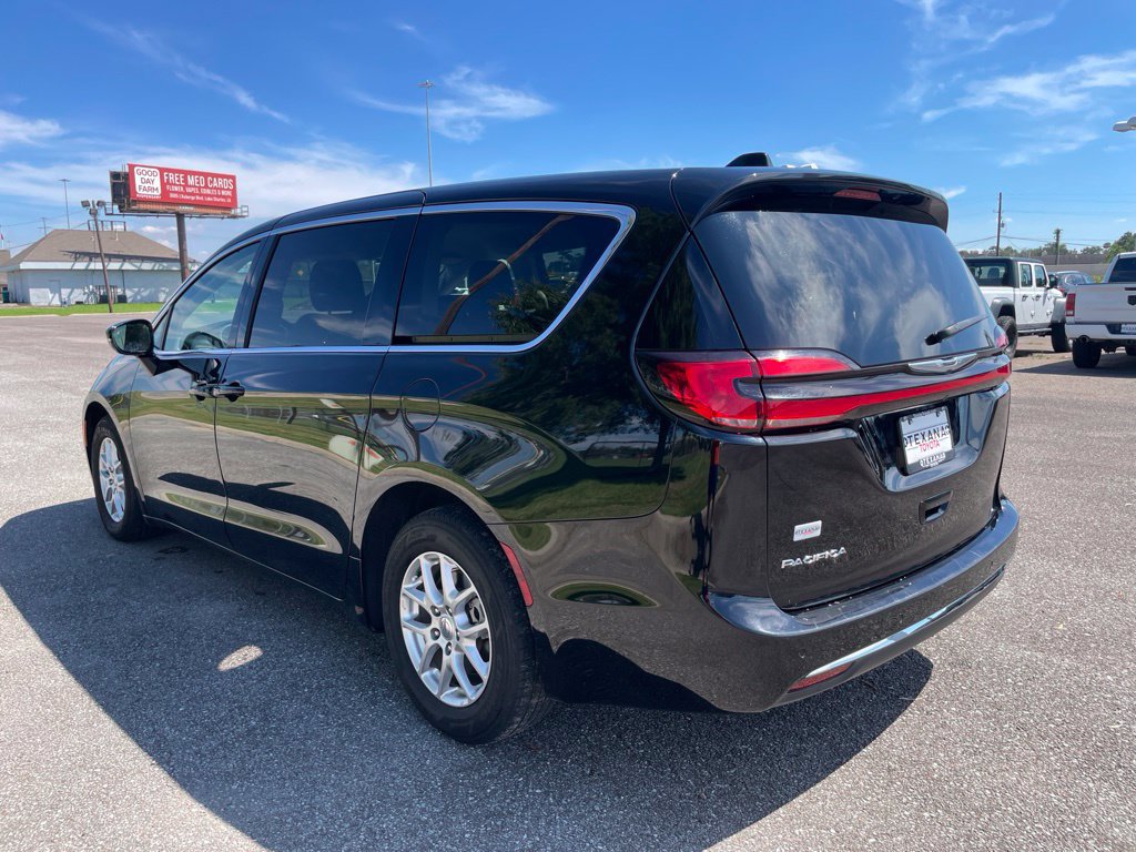 Used 2024 Chrysler Pacifica Touring-L FWD image 5