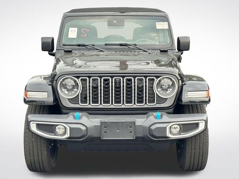 Used 2024 Jeep Wrangler Unlimited Sahara w/ Technology Group AWD/4WD image 3