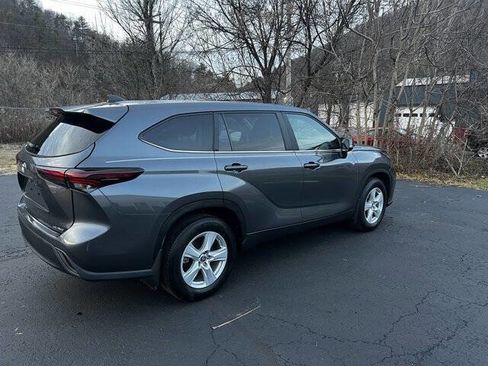 Used 2024 Toyota Highlander AWD image 5