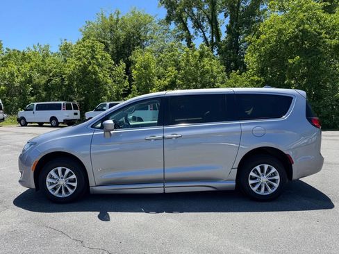 Used 2018 Chrysler Pacifica Touring Plus FWD image 7
