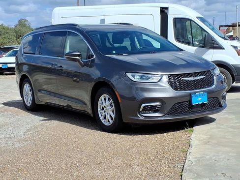 Used 2022 Chrysler Pacifica Touring-L image 6