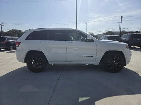Used 2021 Jeep Grand Cherokee Laredo X AWD/4WD image 4