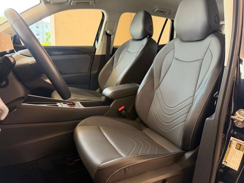 Used 2026 Volkswagen Tiguan SE FWD image 19