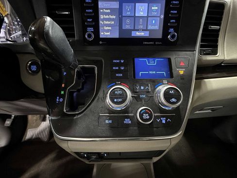 Used 2018 Toyota Sienna XLE w/ XLE Navigation Package image 22