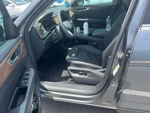 Used 2024 Volkswagen Atlas SE AWD/4WD image 3