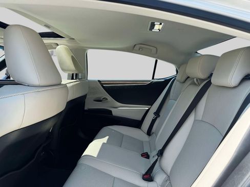 Used 2023 Lexus ES 350 w/ Premium Package FWD image 11