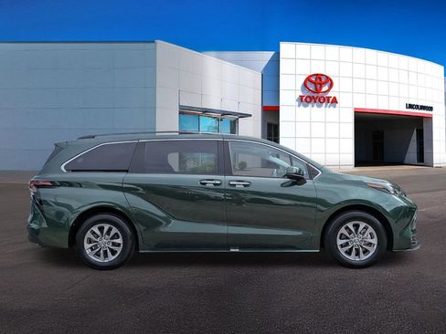 Used 2026 Toyota Sienna XLE FWD image 8