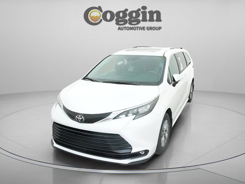 New 2026 Toyota Sienna XLE image 32