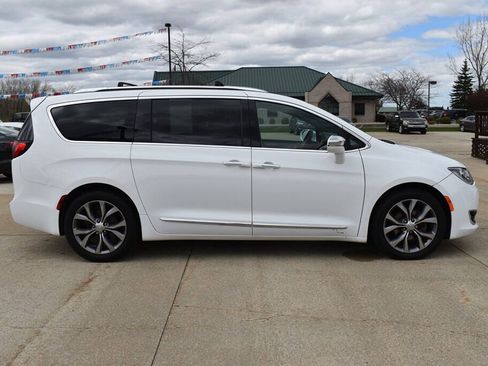 Used 2020 Chrysler Pacifica Limited FWD image 2