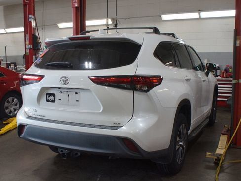 Used 2021 Toyota Highlander XLE FWD image 5