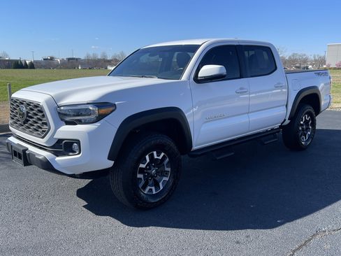Used 2023 Toyota Tacoma TRD Off-Road w/ Advanced Technology Package image 5