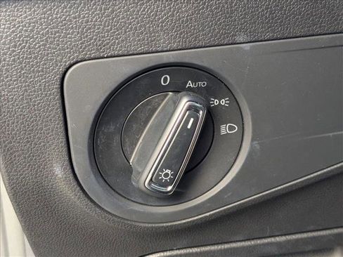 Used 2020 Volkswagen Tiguan SE image 11