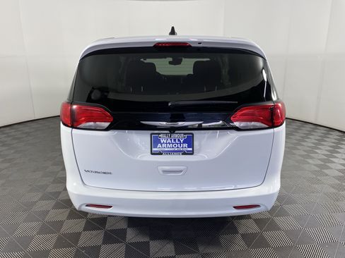 Used 2023 Chrysler Voyager LX FWD image 8
