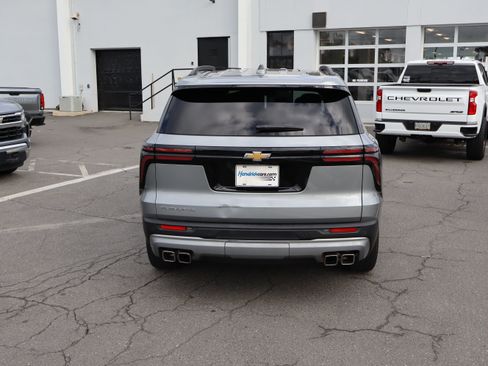 Used 2025 Chevrolet Traverse LT FWD image 9