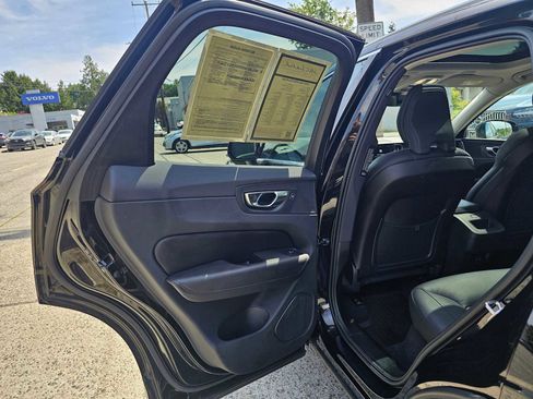 Used 2023 Volvo XC60 B5 Plus w/ Climate Package AWD/4WD image 17