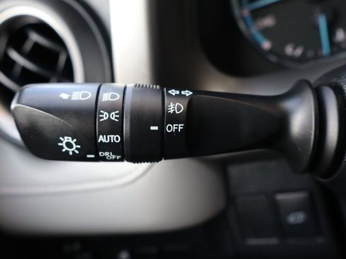 Used 2017 Toyota RAV4 Limited image 33