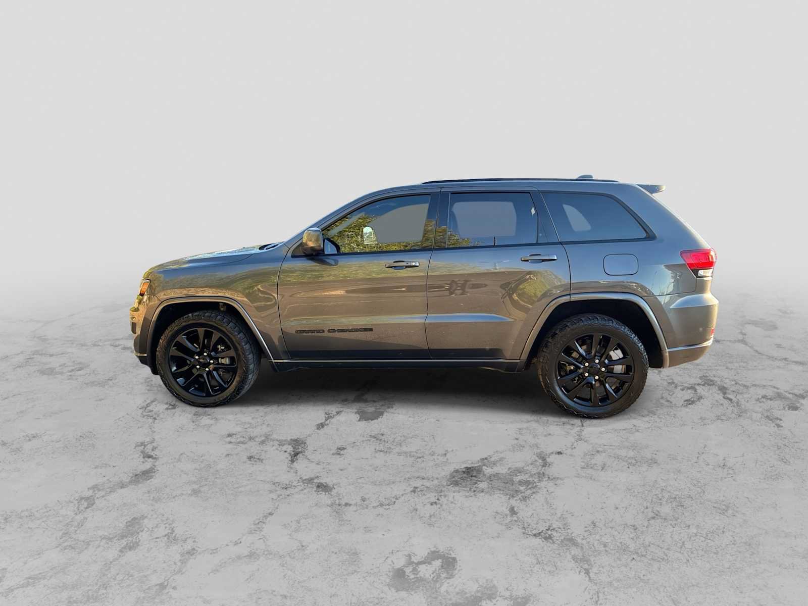 Used 2018 Jeep Grand Cherokee Altitude AWD/4WD image 5