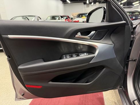 Used 2023 Genesis G70 2.0T image 17