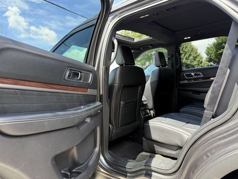 Used 2018 Ford Explorer Platinum image 9