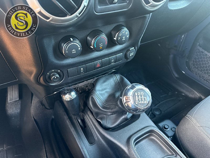 Used 2016 Jeep Wrangler Unlimited Sahara w/ Connectivity Group AWD/4WD image 23