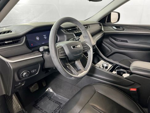 Used 2023 Jeep Grand Cherokee Limited AWD/4WD image 9