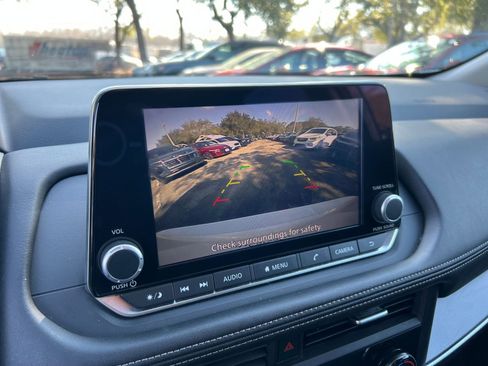 Used 2025 Nissan Rogue SV FWD image 22