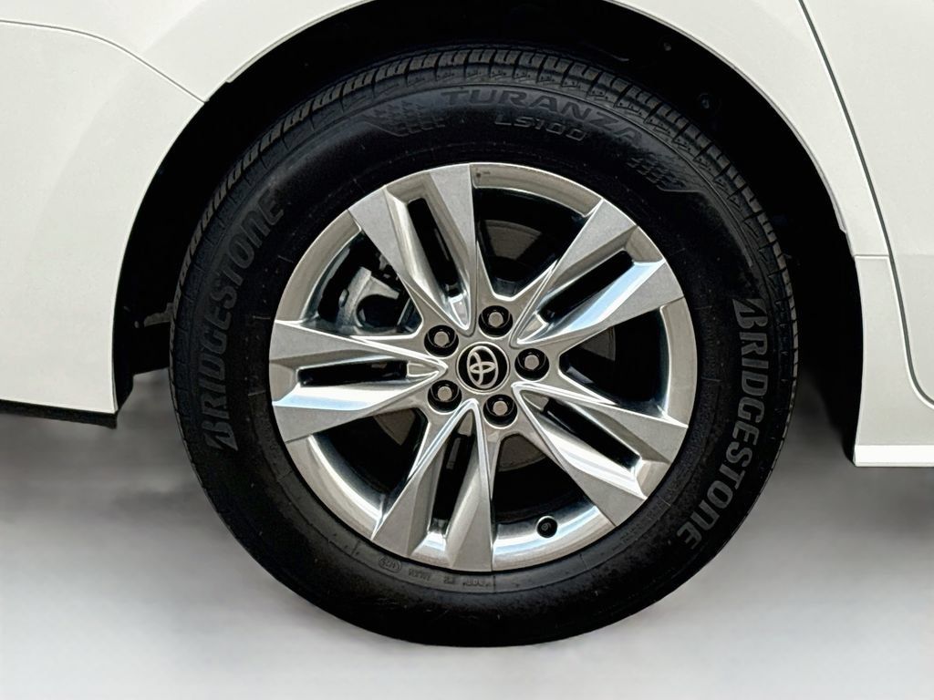 Certified 2026 Toyota Sienna XLE FWD image 32