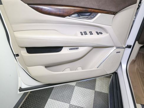Used 2017 Cadillac Escalade Luxury image 44
