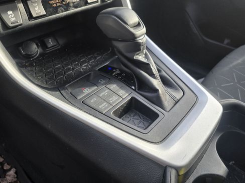 Used 2020 Toyota RAV4 XLE image 12