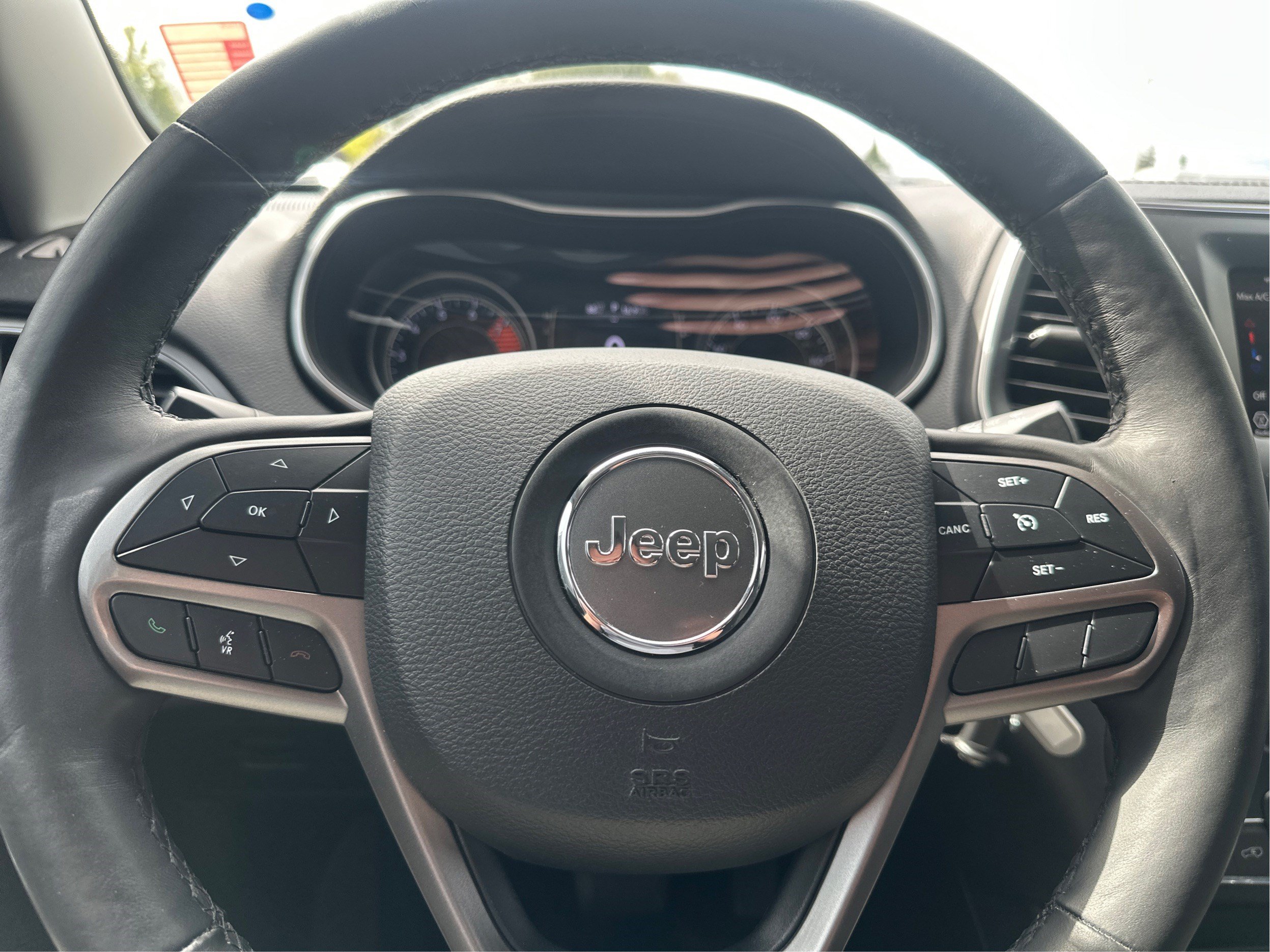 Used 2019 Jeep Cherokee Latitude w/ Cold Weather Group AWD/4WD image 18