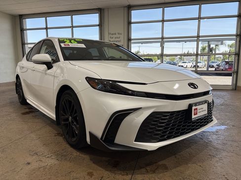 Used 2026 Toyota Camry SE FWD image 4