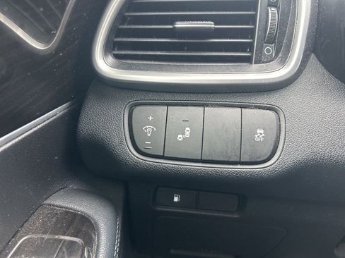 Used 2019 Kia Sorento LX image 11