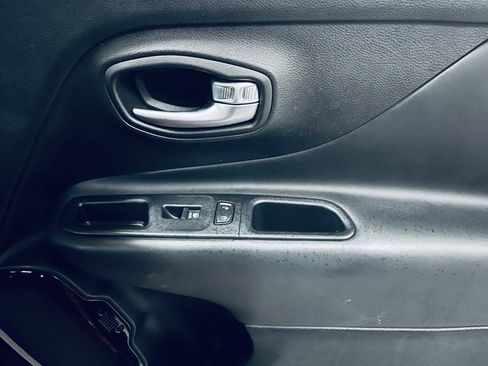 Used 2017 Jeep Renegade Altitude w/ Safety & Security Group FWD image 33