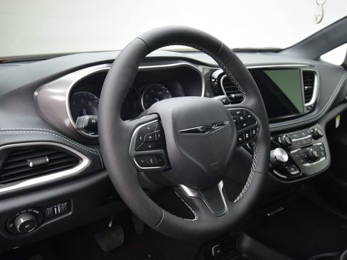 New 2026 Chrysler Pacifica Select image 30